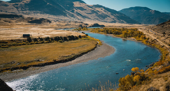 Yellowstone River flows through Paradise Valley, MT